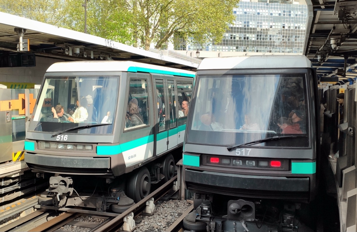 Deux rames MP 05 de la ligne 1 du métro de Paris se croisant à la station Bastille