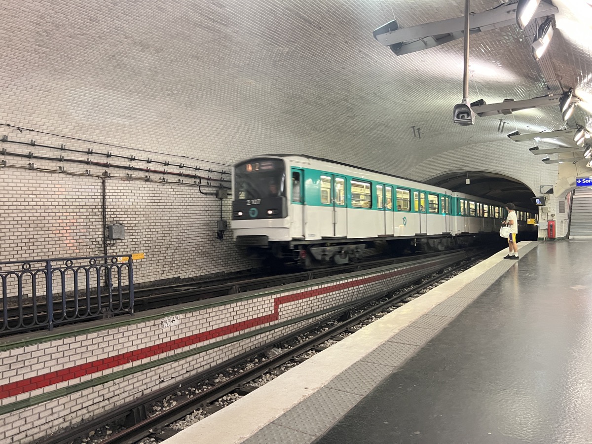 Rame MF67 à la station Mirabeau de la ligne 10 du métro parisien — quai surélevé unique du réseau