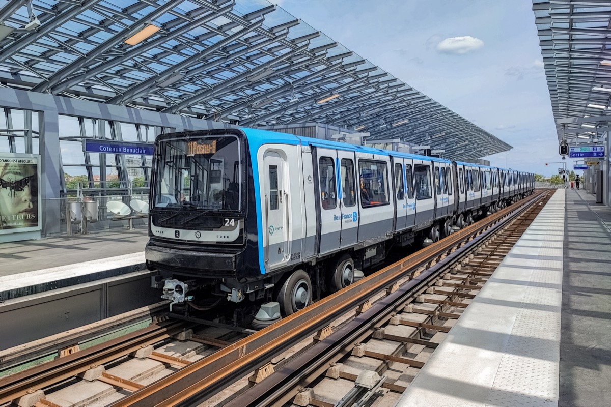 Rame MP14 CC à la station aérienne Coteaux-Beauclair, ligne 11 du métro parisien, jour de l'inauguration du prolongement le 13 juin 2024