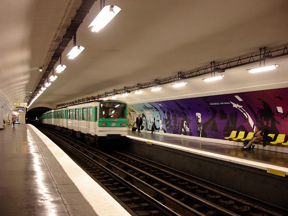 Quais de la station Assemblée Nationale, ligne 12 du métro parisien — décor thématique souveraineté nationale