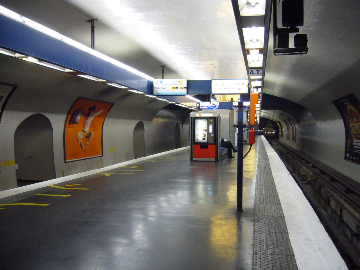 Quais et voie de garage de la station Invalides, ligne 13 du métro parisien