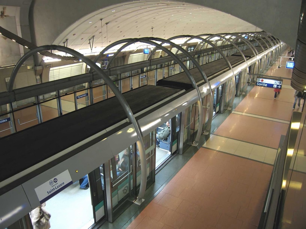 Quai de la station Pyramides sur la ligne 14, avec ses portes palières emblématiques et sa voûte arquée