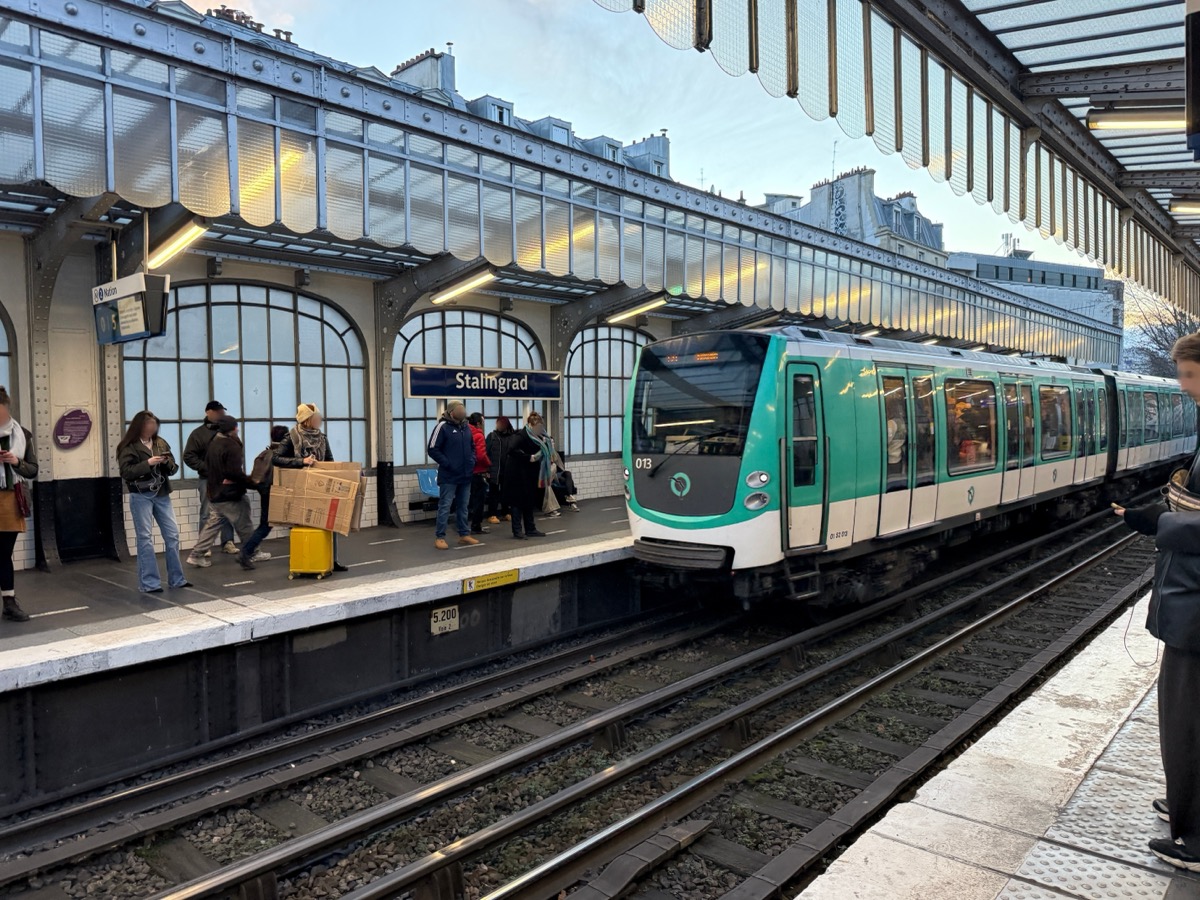 Rame MF01 livrée IDFM à la station aérienne Stalingrad, ligne 2 du métro parisien (viaduc Formigé 1903)