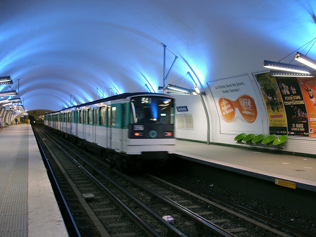 Quais de la station Gambetta, ligne 3 du métro parisien — nœud d'embranchement avec la ligne 3bis