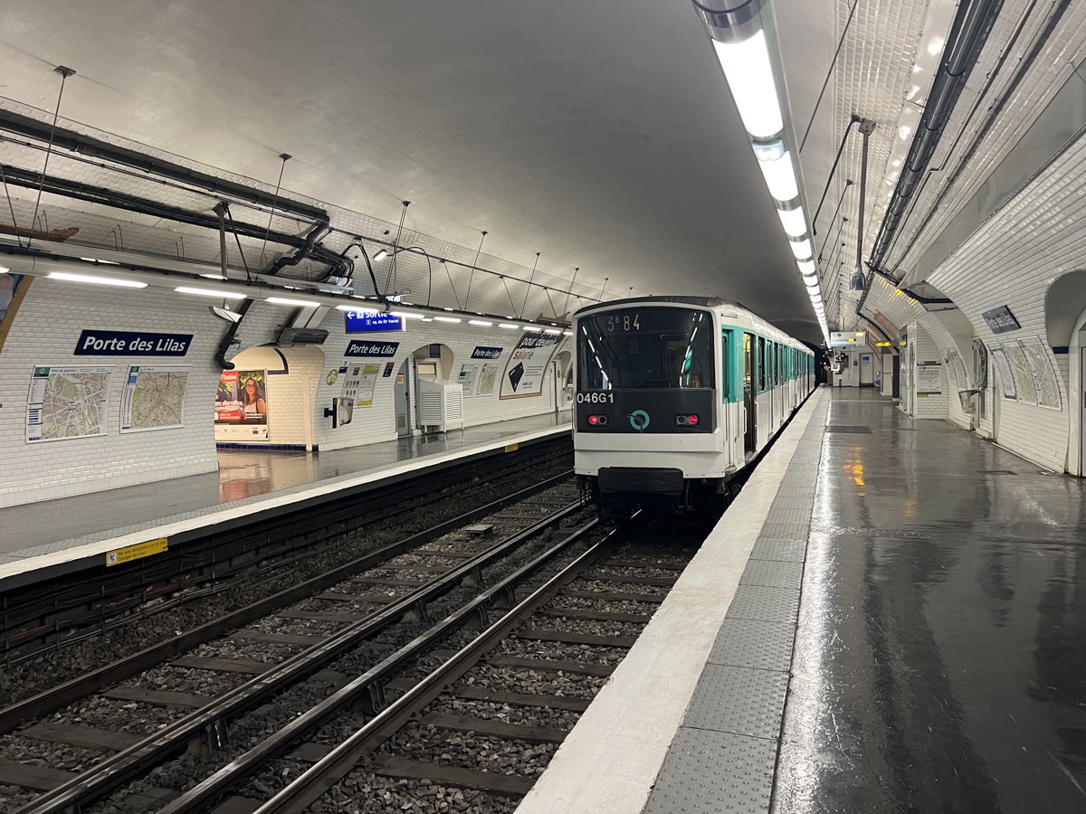 Quais de la station Porte des Lilas, ligne 3bis du métro parisien — terminus est de la plus courte ligne du réseau