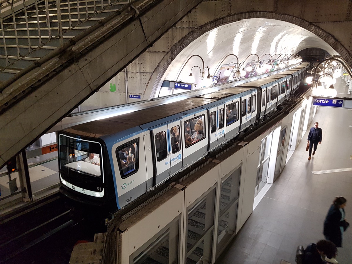 Rame MP 14 CA automatique de la ligne 4 du métro parisien à la station Cité, sous la Seine