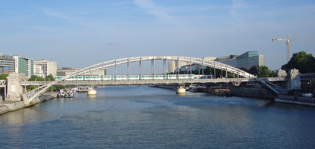 Viaduc d'Austerlitz franchissant la Seine, ligne 5 du métro parisien (MF67)