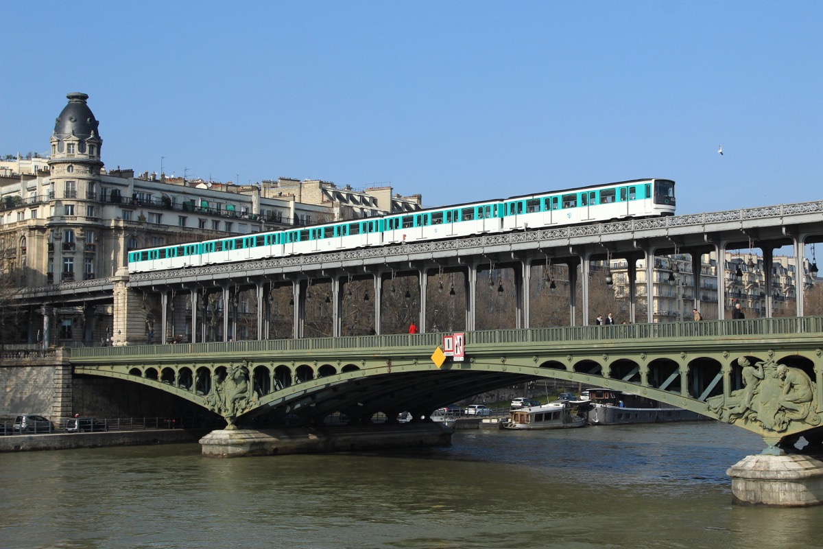Rame MP73 sortant de la station aérienne Passy sur le viaduc de Bir-Hakeim, ligne 6 du métro parisien