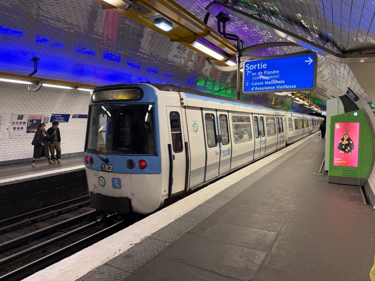 Rame MF77 livrée IDFM blanc/bleu de la ligne 7 du métro parisien à la station Crimée, Paris 19e