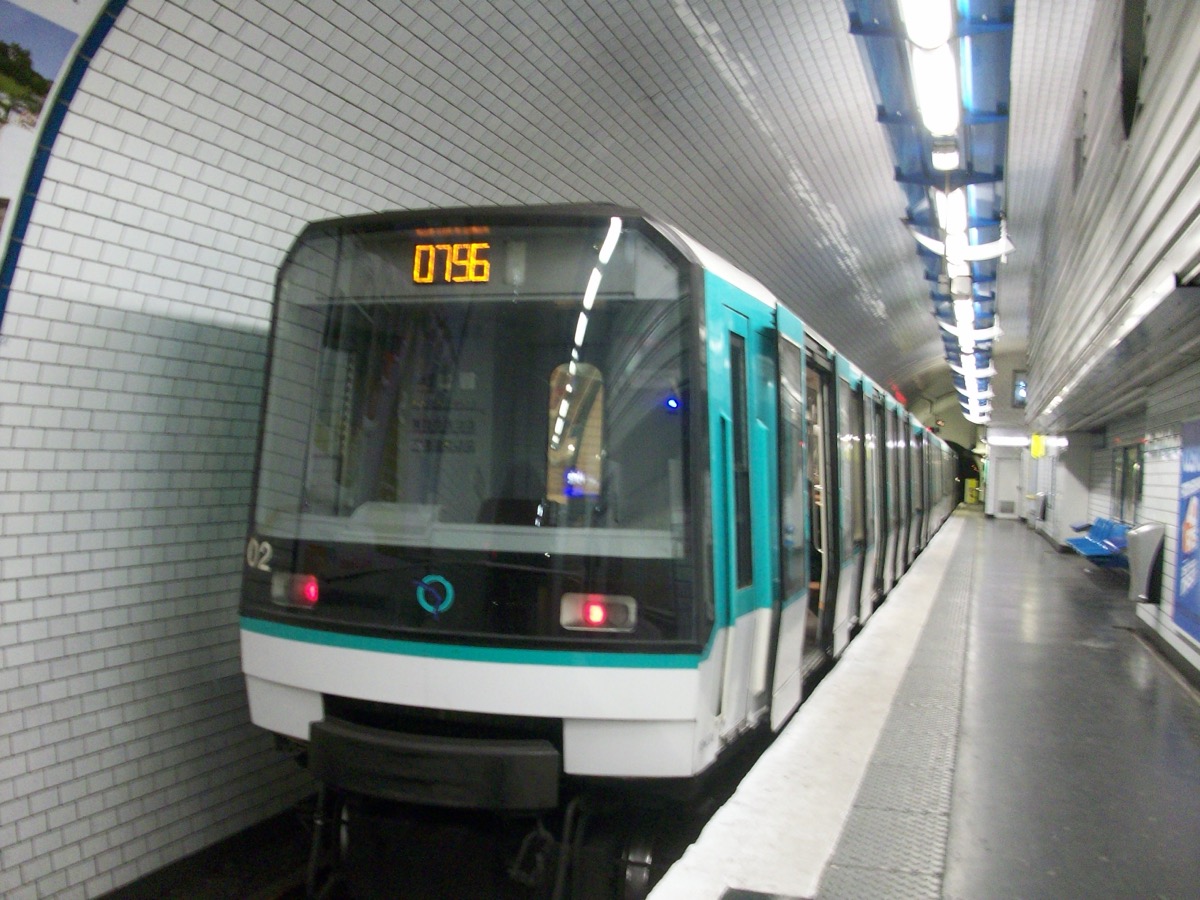 Rame MF88 du métro parisien à la station Pré-Saint-Gervais, ligne 7bis — matériel exclusif au réseau
