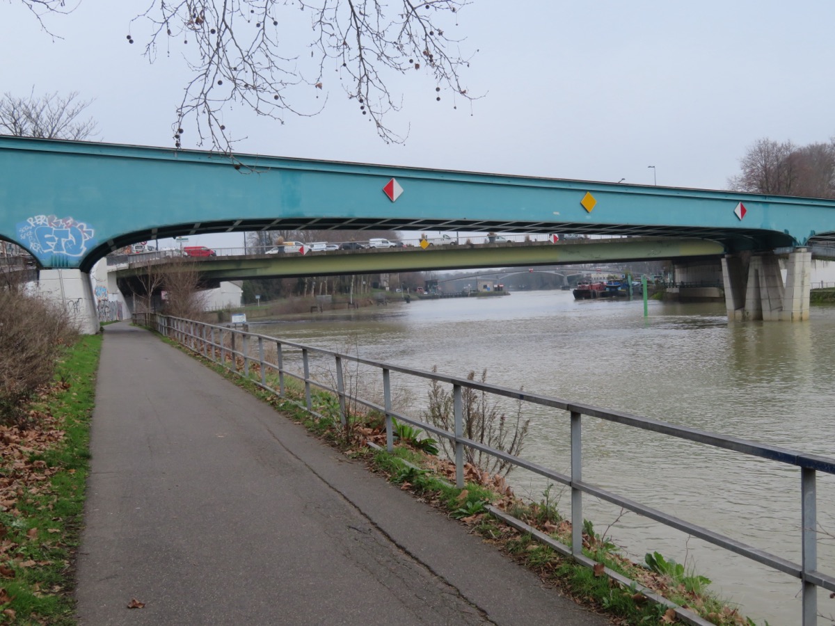 Pont aérien du métro ligne 8 et pont routier de Charenton vus depuis le chemin de halage de la Marne