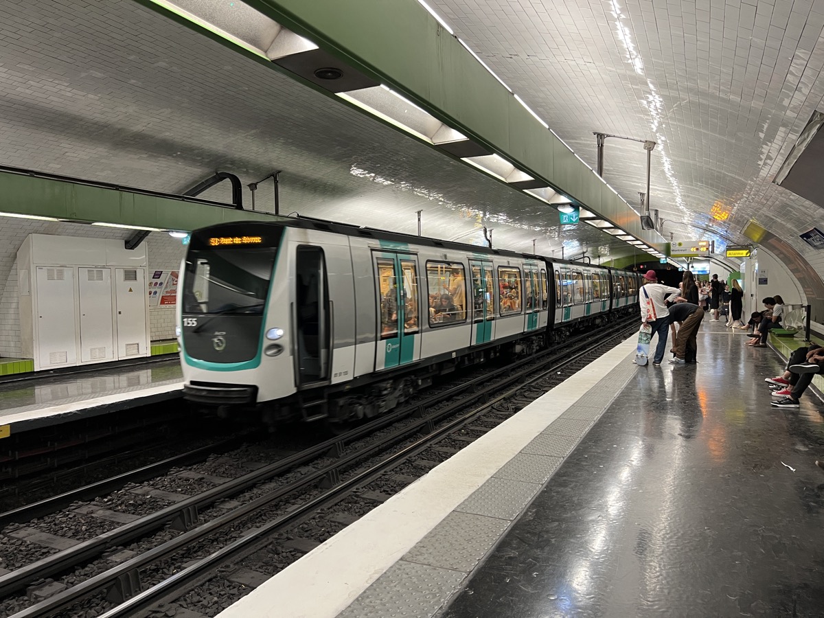 Rame MF01 livrée IDFM en station Trocadéro, ligne 9 du métro parisien