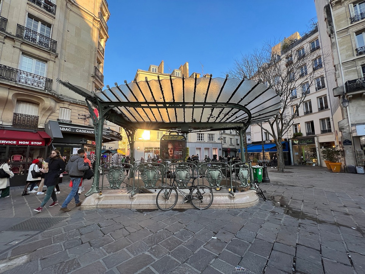 Édicule du métro Châtelet, place Sainte-Opportune (style Guimard, art nouveau)